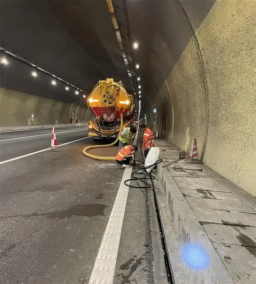 金寨隧道排水渠清淤